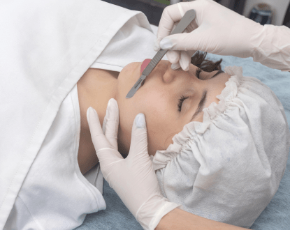 <p style="font-family: 'Poppins', sans-serif; font-weight: 700; font-size:24px;">DERMAPLANING</p>